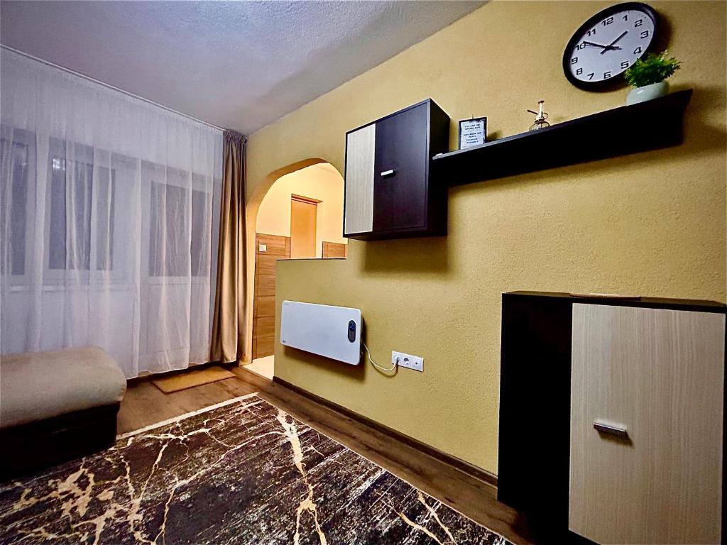 uma sala de estar com um relógio na parede em ROOR Top Nest 3 em Gheorgheni