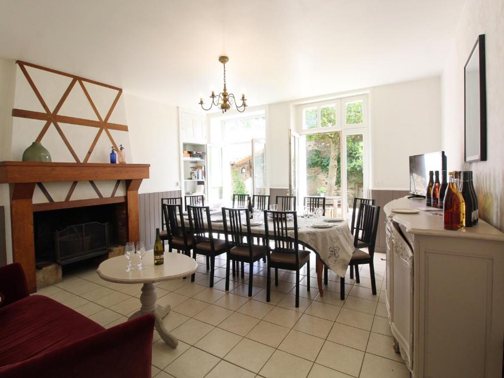 Gîte spacieux au cœur d'un vignoble avec sauna, cheminée et jardin privatif, vallée du Layon - FR-1-622-49 - Holiday Home