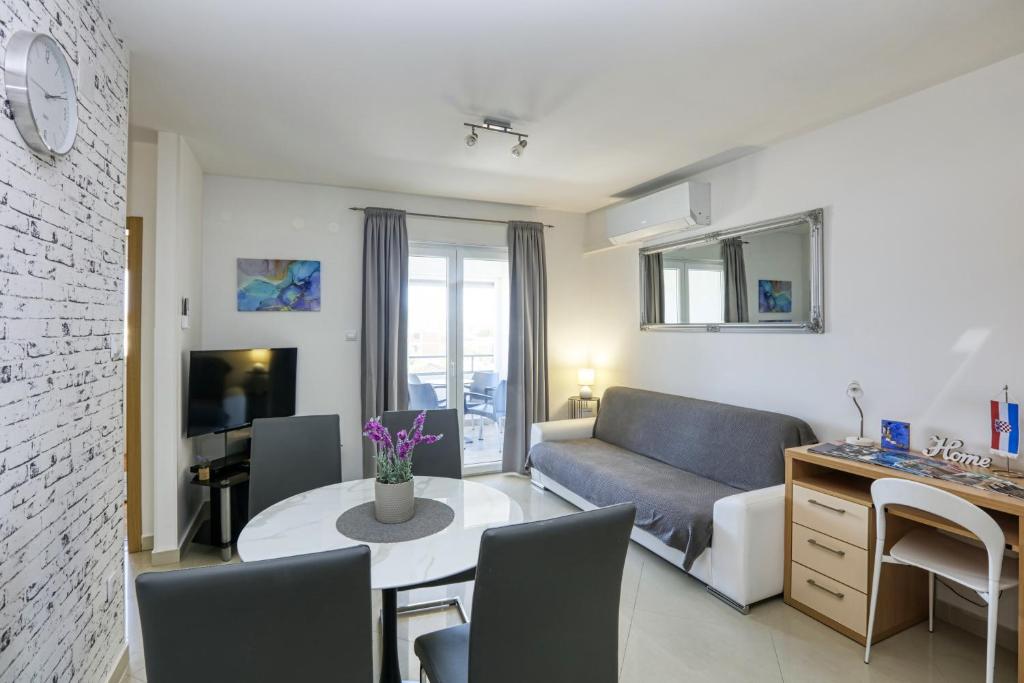 Apartments by the sea Pirovac, Sibenik - 15659 - Two-Bedroom Apartment With Balcony
