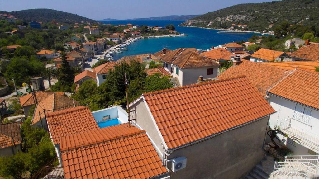 - Vistas a una ciudad con techos naranjas y a un río en Seaside family friendly house with a swimming pool Drvenik Veliki, Drvenik - 22085, en Veliki Drvenik