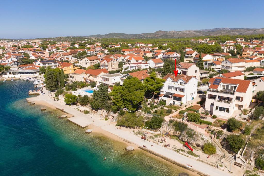 eine Luftansicht einer Stadt neben dem Wasser in der Unterkunft Apartments by the sea Brodarica, Sibenik - 466 in Brodarica