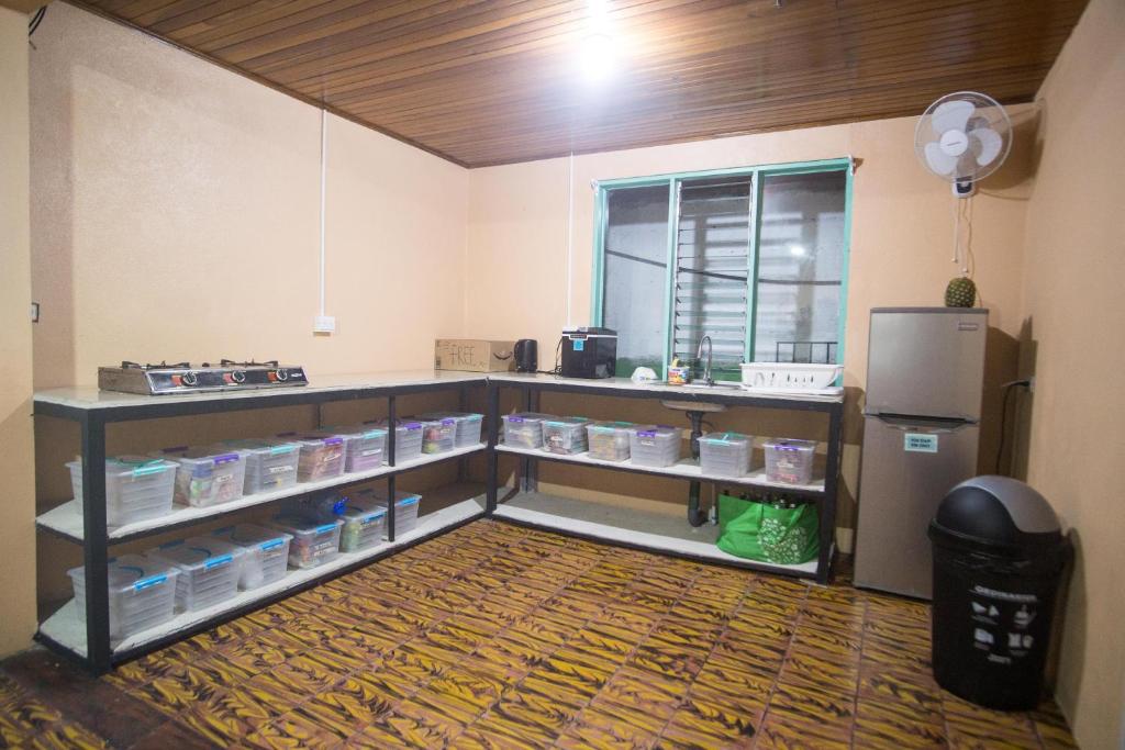 Kuchyň nebo kuchyňský kout v ubytování Pura Vibra Hostel
