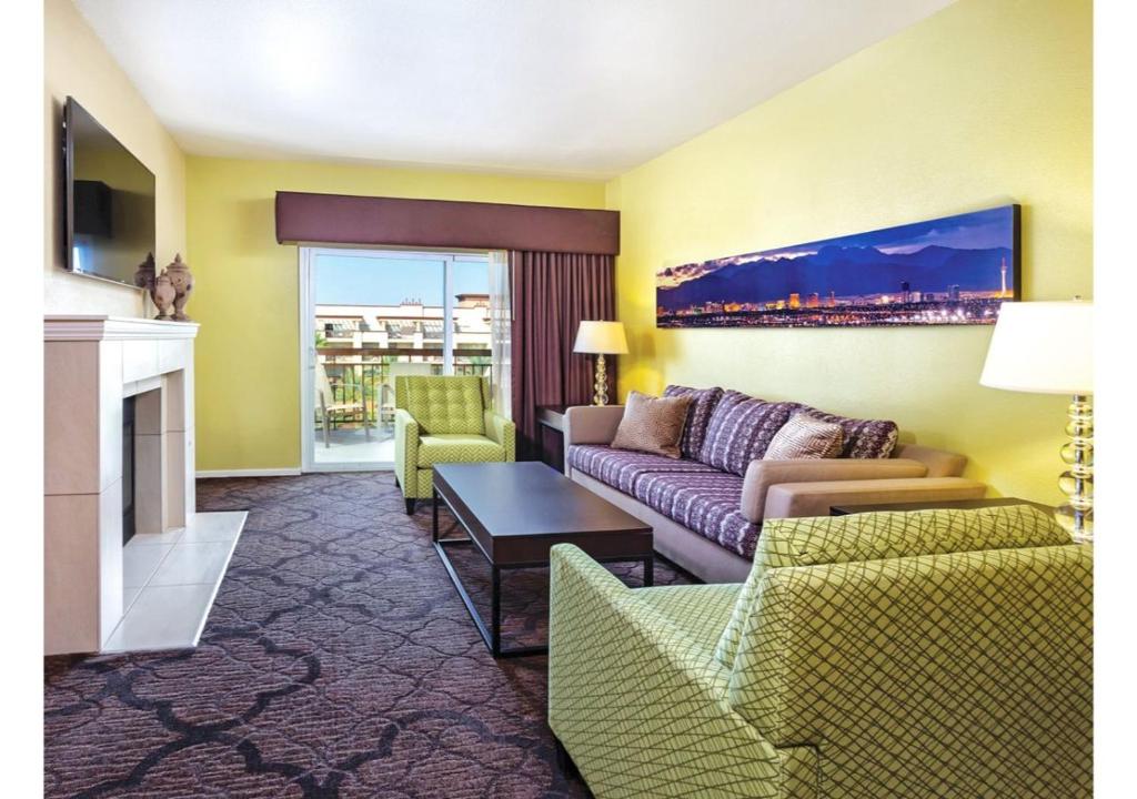 ein Wohnzimmer mit einem Sofa und einem Kamin in der Unterkunft Deluxe 3-BR Condo - Lazy River Summer Fun - Special Offer Now! in Las Vegas
