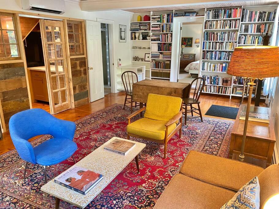 un soggiorno con divano, sedie e tavolo di the farmhouse suite at gallatin farmstead a Red Hook