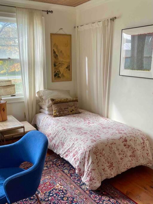 Postel nebo postele na pokoji v ubytování the farmhouse suite at barn & bike