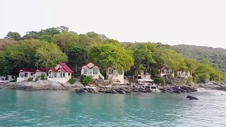 un groupe de maisons sur une île dans l'eau dans l'établissement Sunrise Villas Seaview, à Ko Samet