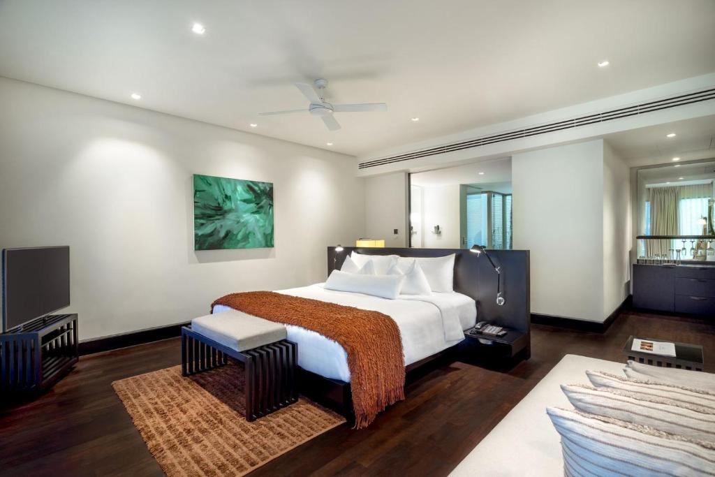 Postel nebo postele na pokoji v ubytování Twinpalms Surin Beach Phuket