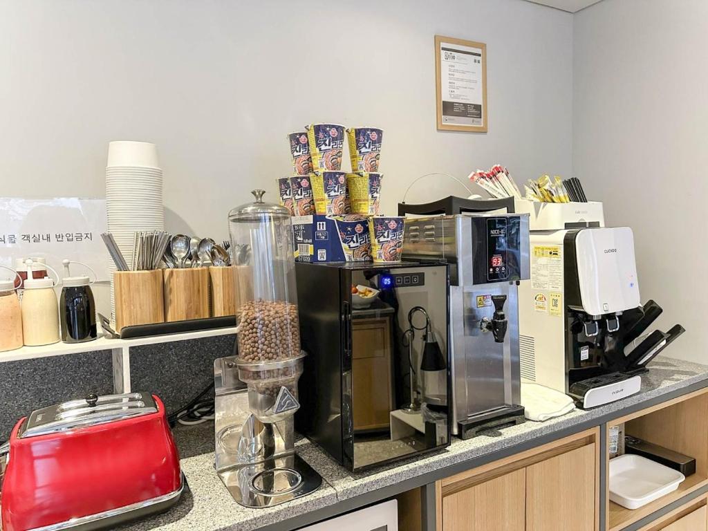 Příslušenství pro přípravu čaje a kávy v ubytování Brown Dot Hotel Hadan