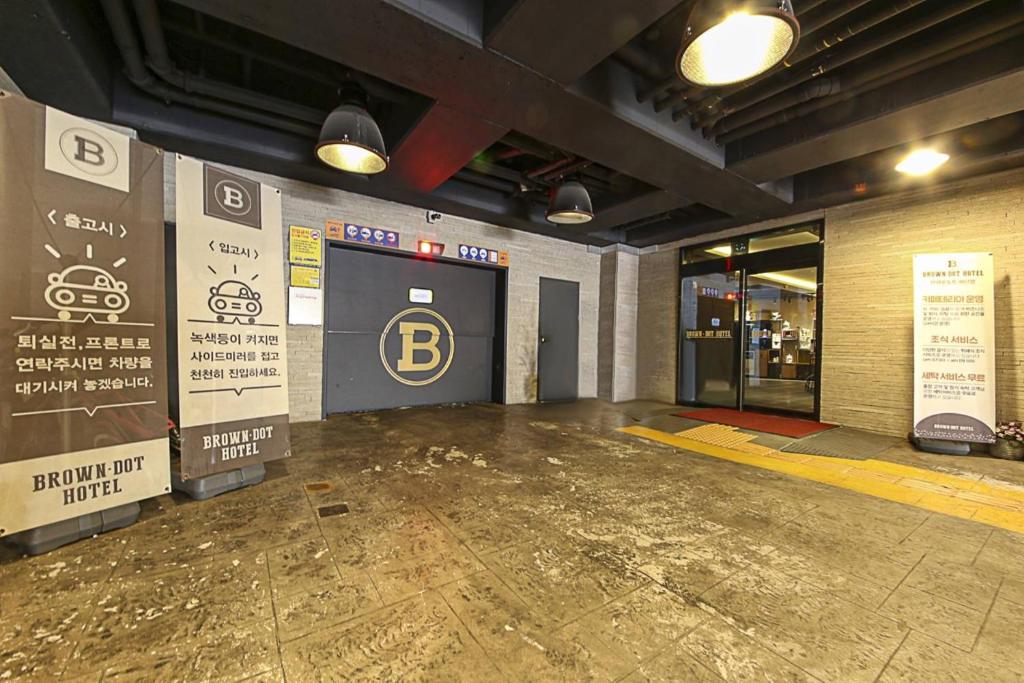 Certifikát, hodnocení, plakát nebo jiný dokument vystavený v ubytování Brown Dot Hotel Hadan