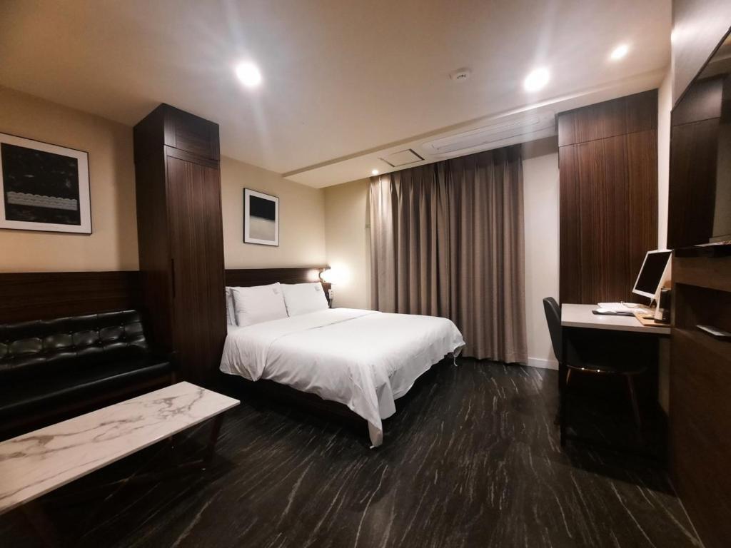 Postel nebo postele na pokoji v ubytování H Moment Hotel