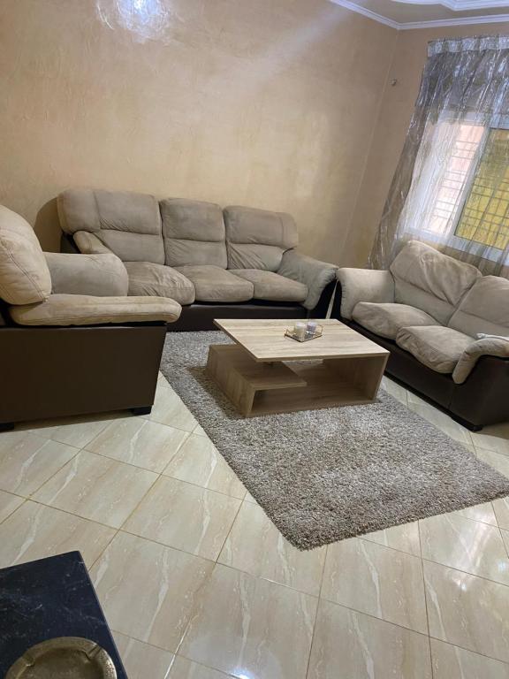 sala de estar con sofá y mesa de centro en Appartement chez Elmehdi en Fez