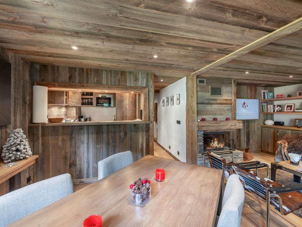une salle à manger avec une table et des chaises en bois dans l'établissement Duplex chaleureux au pied des pistes à Megève, 4 pers. - FR-1-569-84, à Megève