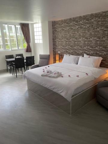 una camera da letto con un grande letto con fiori di My Home a Patong Beach