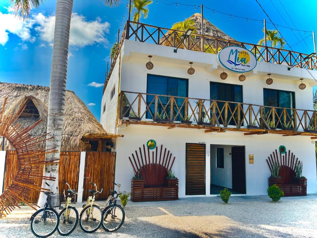 Xul-HaにあるHotel y Beach Club Casa Mia Xulha -Bacalarの自転車が前に停まった建物