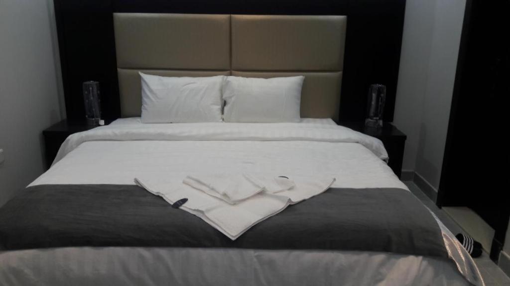Postel nebo postele na pokoji v ubytování Arees Al Sharq Served Apartments