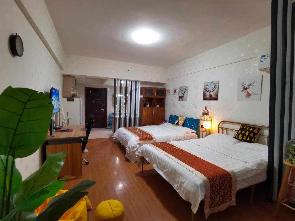 Un pat sau paturi într-o cameră la Wuhan Downtown Apartment - Hankou Core Deluxe Suite for 4 People