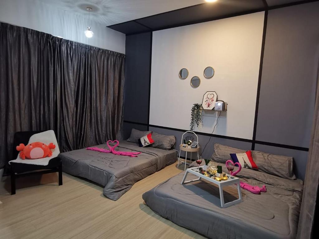 salon z 2 łóżkami i kanapą w obiekcie NEW dsara cinema netflix next kota damansara (15) w mieście Sungai Buluh