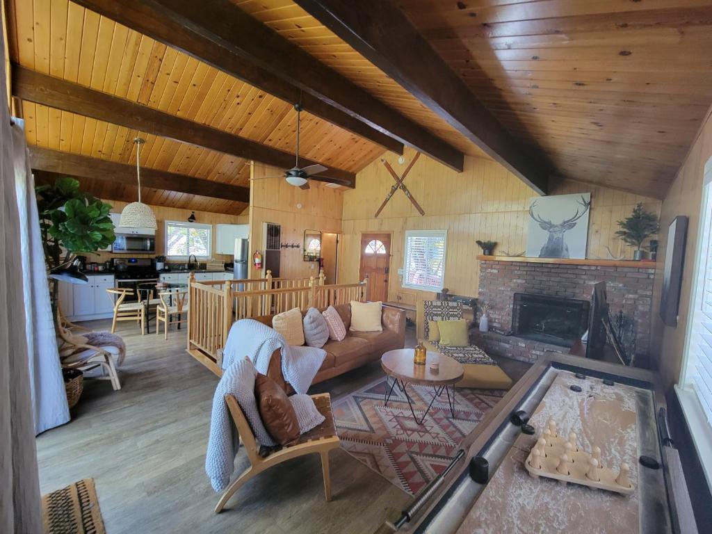 sala de estar con sofá y chimenea en Cresta Lunar- Cozy and Modern 2 Bedroom Cabin, en Big Bear Lake