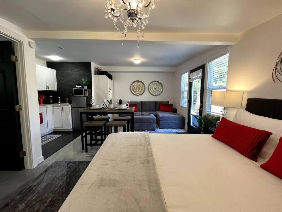 uma sala de estar e cozinha com uma cama grande num quarto em The Hudson Suite Spot - Studio Apt Close to ASU em Tempe