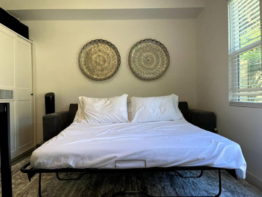 Postel nebo postele na pokoji v ubytování The Hudson Suite Spot - Studio Apt Close to ASU