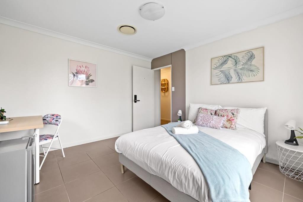 Double Room in Panania Guesthouse tesisinde bir odada yatak veya yataklar