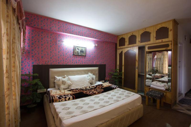 a bedroom with a large bed in a room at Utsav in Manāli