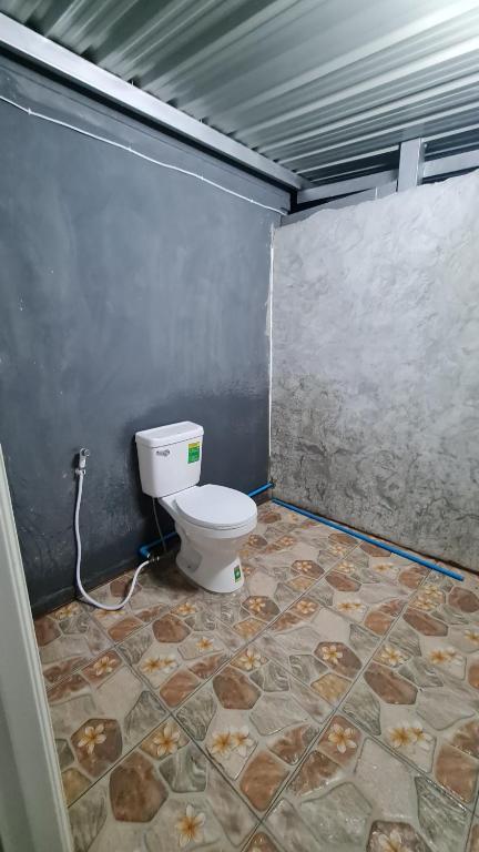 een badkamer met een toilet in een kamer bij บ้านแม่ in Ban Nam Tok Mae Klang