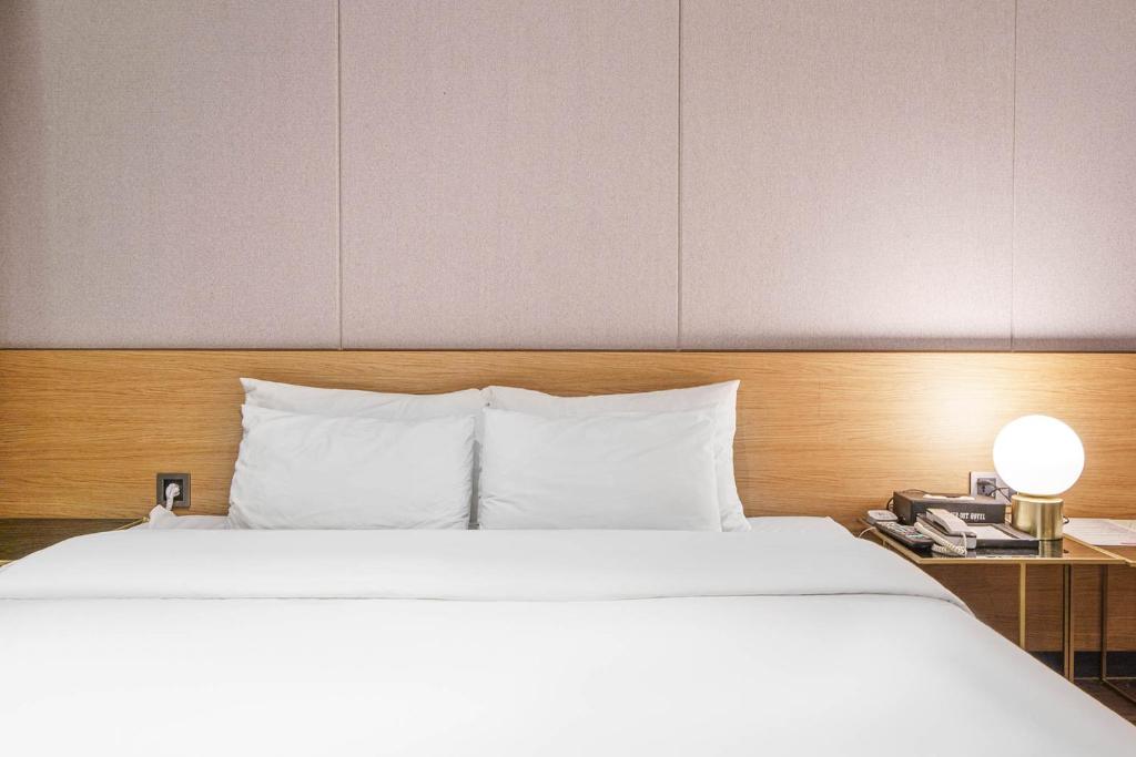 Postel nebo postele na pokoji v ubytování Brown Dot Hotel Hadan
