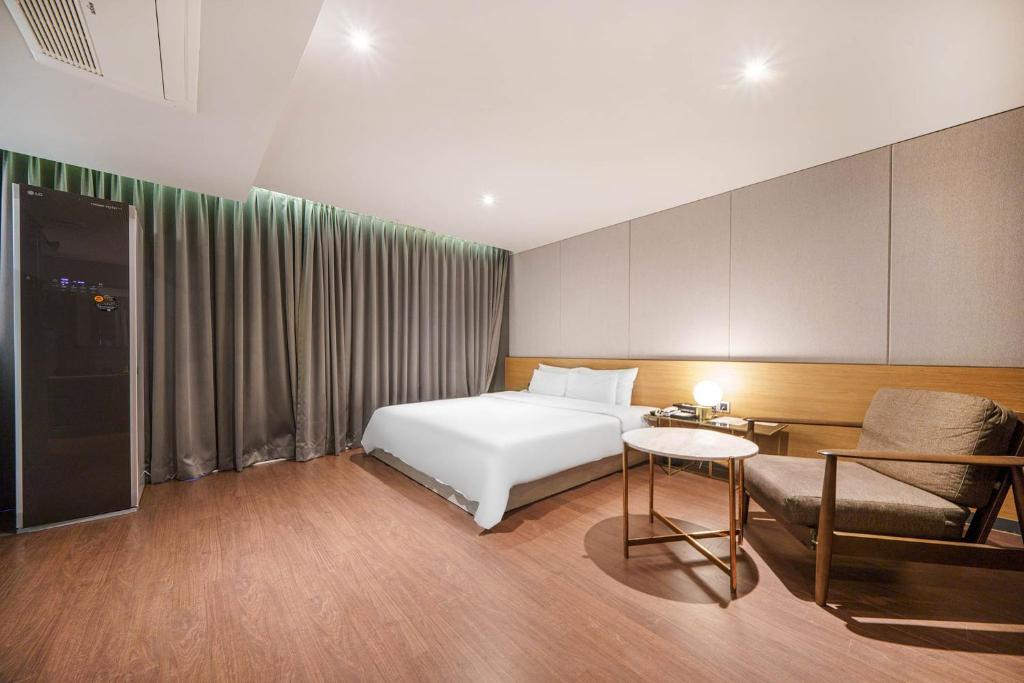 Postel nebo postele na pokoji v ubytování Brown Dot Hotel Hadan
