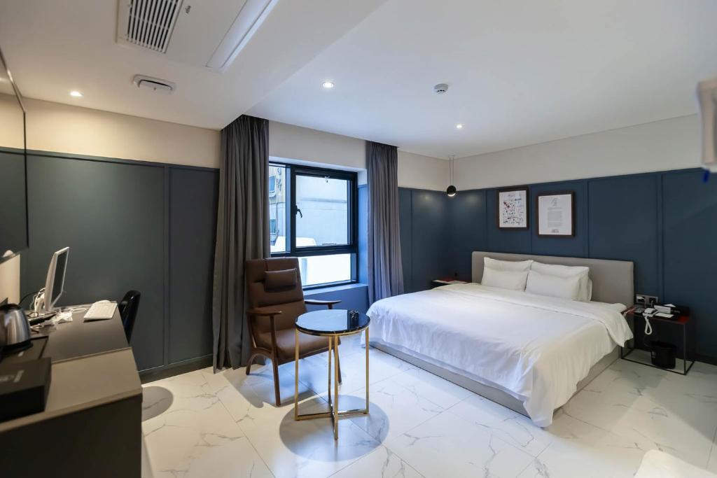 Postel nebo postele na pokoji v ubytování Brown Dot Hotel Hadan