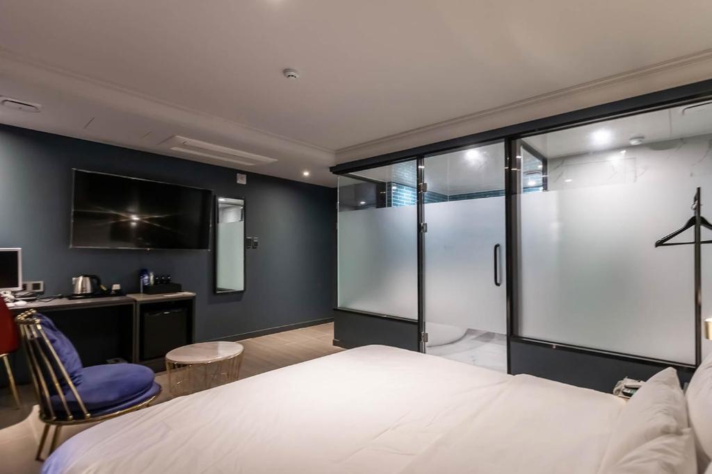 Postel nebo postele na pokoji v ubytování Brown Dot Hotel Hadan