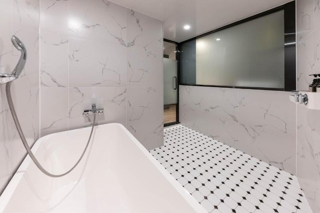 Koupelna v ubytování Brown Dot Hotel Hadan