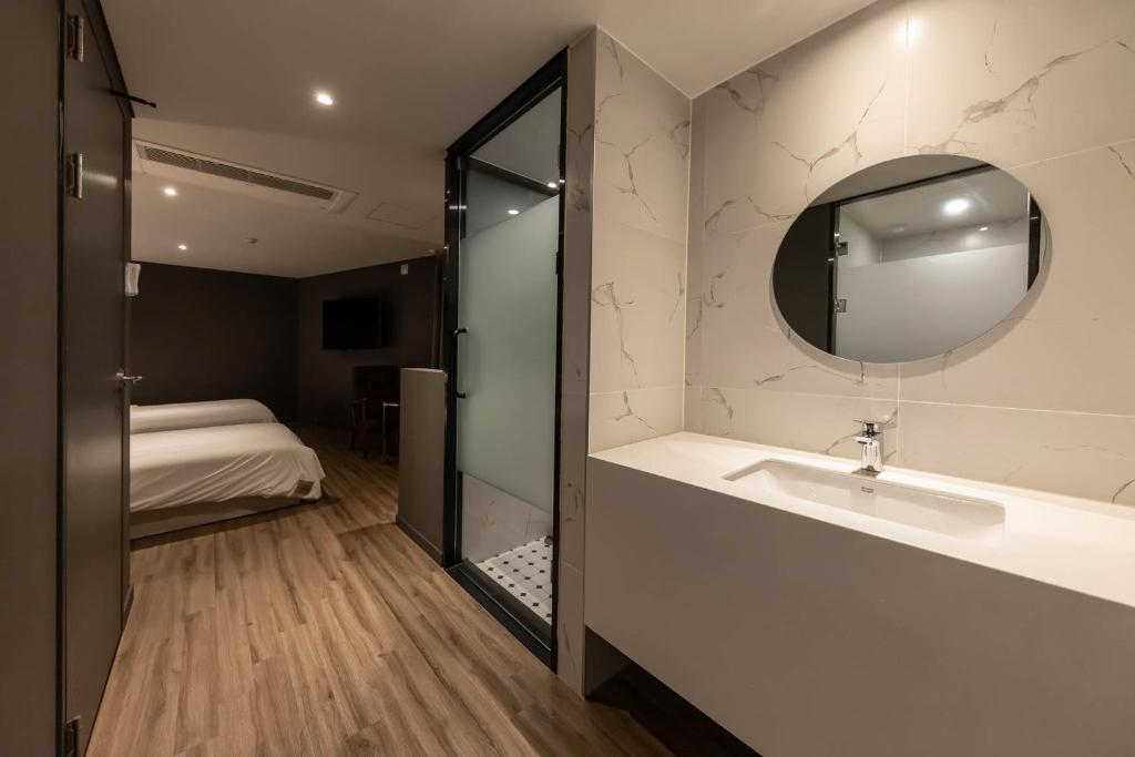 Postel nebo postele na pokoji v ubytování Brown Dot Hotel Hadan