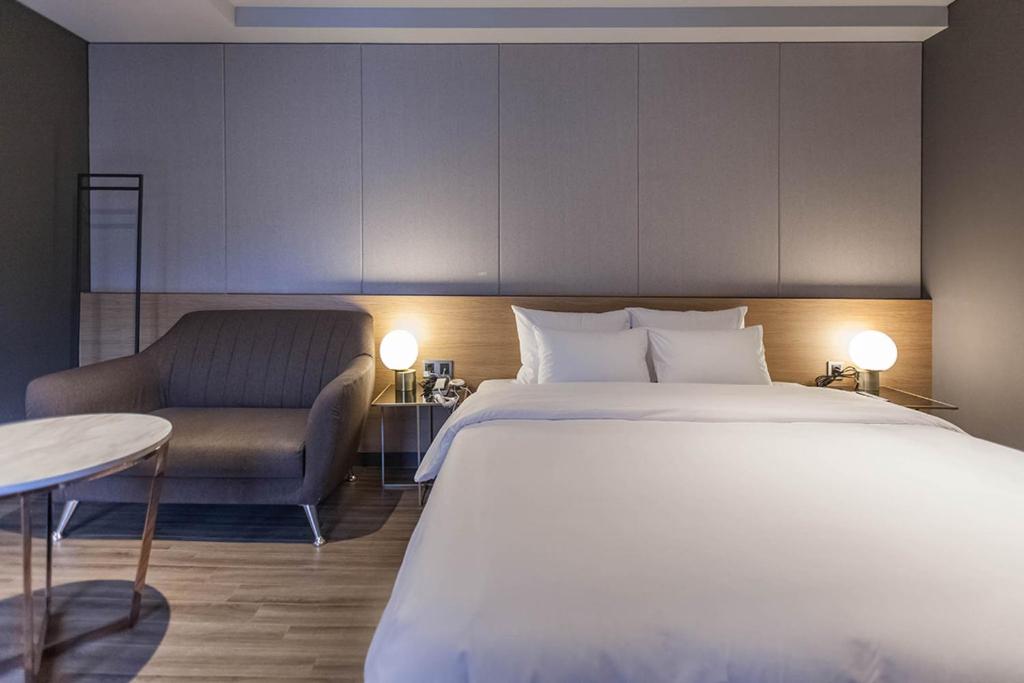 Postel nebo postele na pokoji v ubytování Brown Dot Hotel Hadan