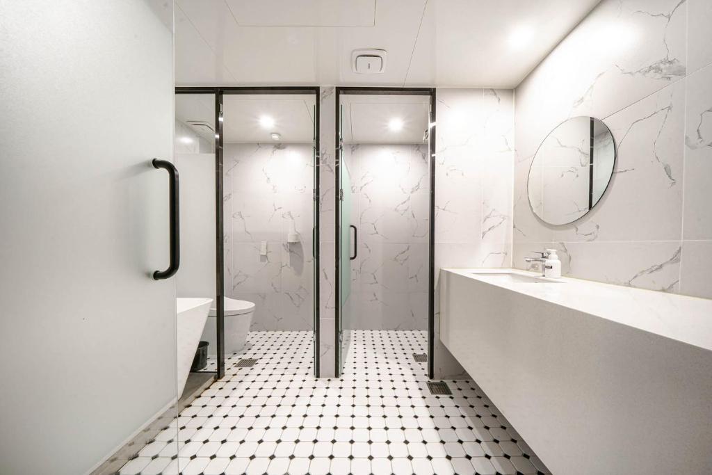 Koupelna v ubytování Brown Dot Hotel Hadan