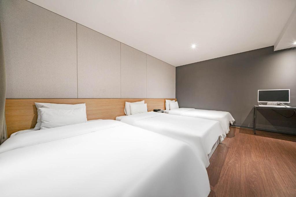 Brown Dot Hotel Hadan - Habitación Triple De Lujo