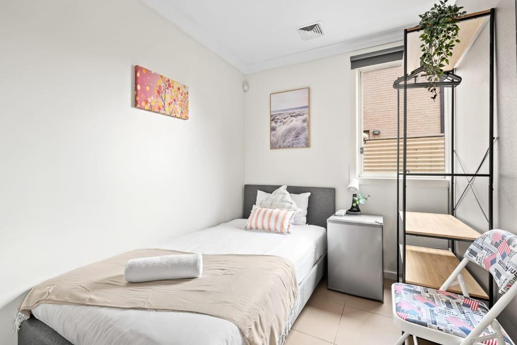Single Room in Panania Guesthouse tesisinde bir odada yatak veya yataklar