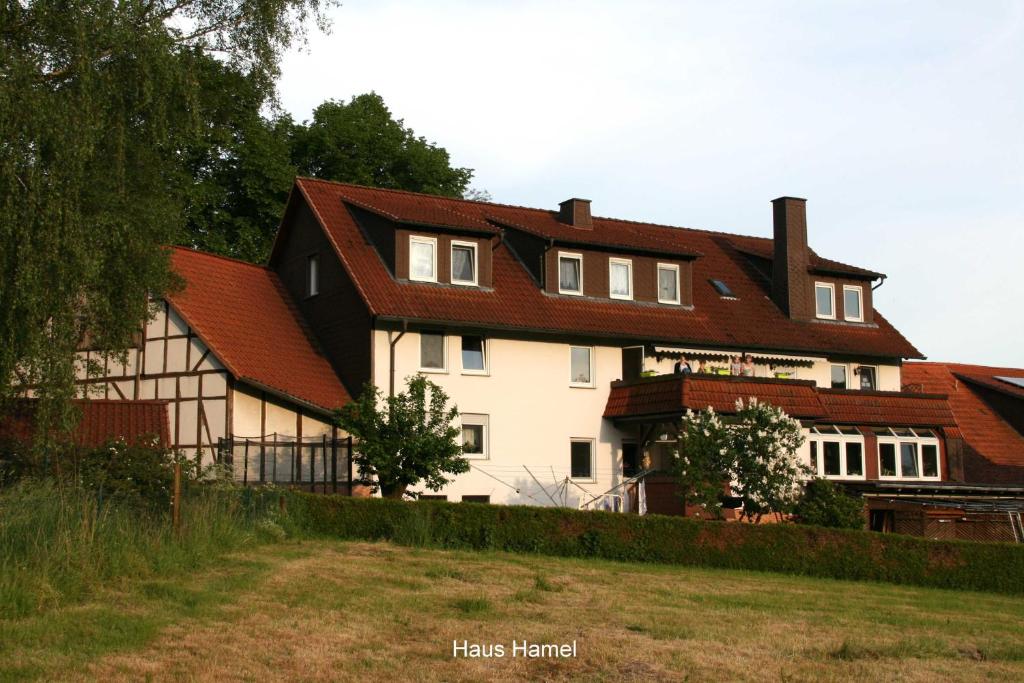 Casa blanca grande con techo marrón en Ferienwohnung Hamel, en Kirchlotheim