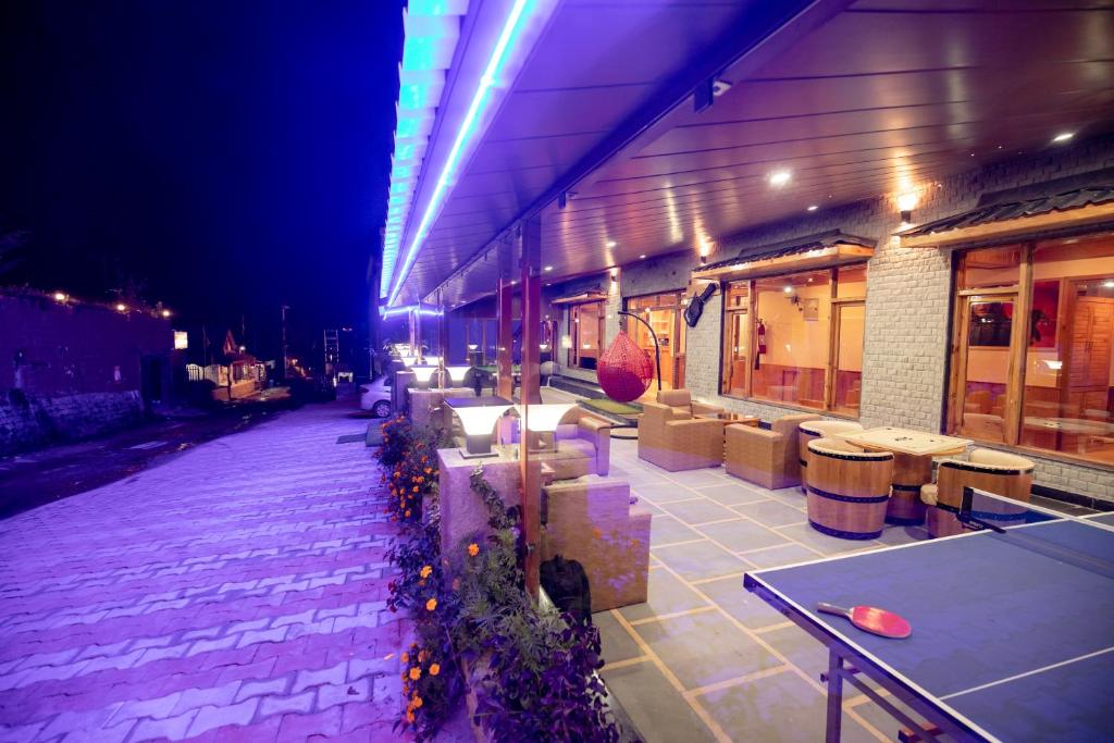 Fotografie z fotogalerie ubytování Pirates Resort Centeral Heated with Mountain View & Swimming Pool #Free Pick from Volvo Bus Stand v destinaci Manāli