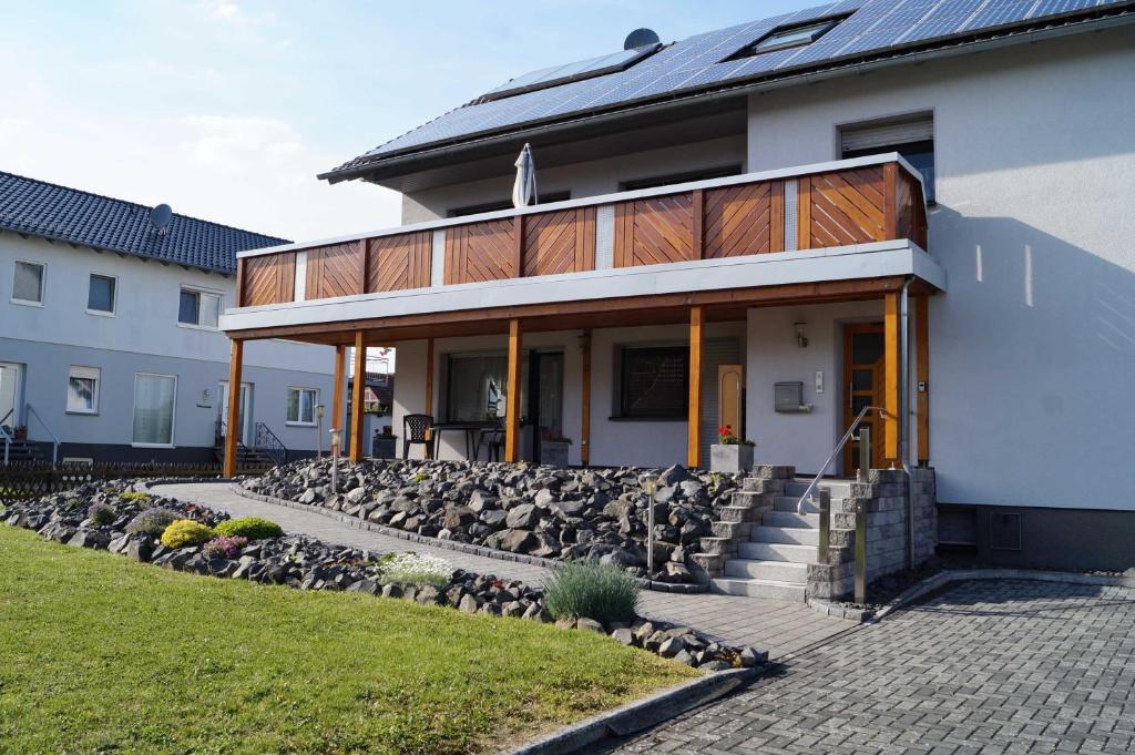 Ein Haus mit einem Haufen Steine davor. in der Unterkunft Ferienwohnung am Eckerich in Fritzlar