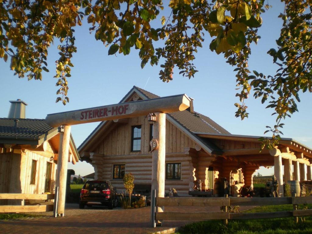 a building with a sign that reads shingle hog at Steirer-Hof in Vöhl