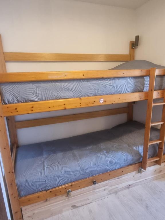 a couple of bunk beds in a room at 100 m de la plage - Les Cigales de Mer - Studio Cabine - Parking in Le Grau-du-Roi