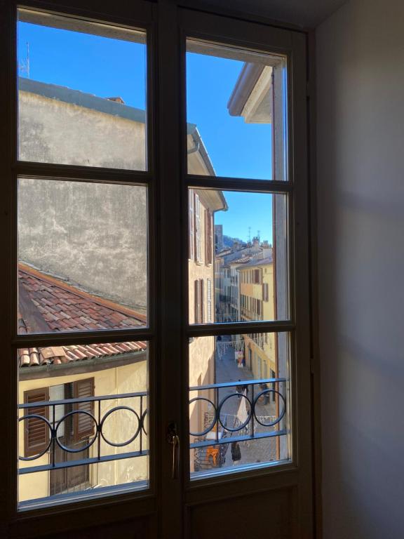 een uitzicht vanuit het raam van een gebouw bij La Porta Azzurra - Casa Vacanze in Como