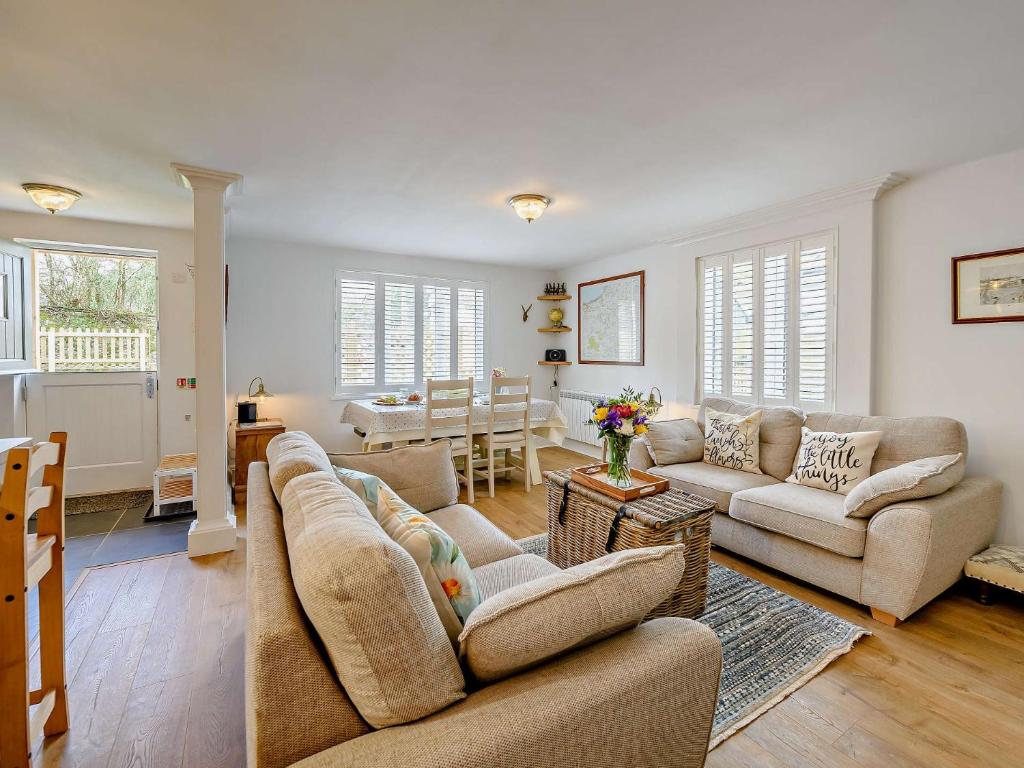 uma sala de estar com 2 sofás e uma sala de jantar em 2 Bed in Bideford 87991 em Parkham