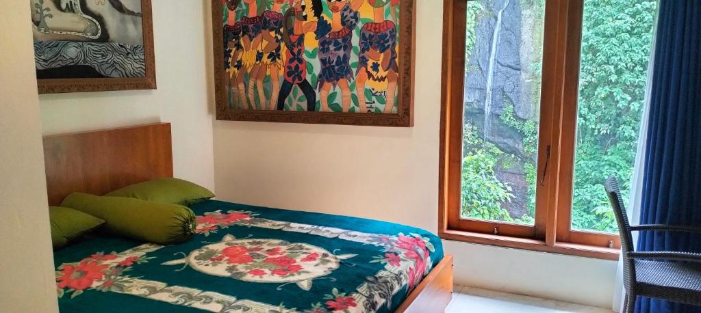 Un dormitorio con una cama con un plato. en Villa Biyu Siyu, en Ubud
