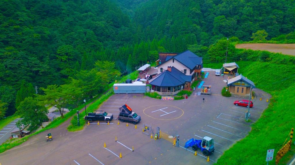 an aerial view of a parking lot with a building at OUTDOOR STYLE AMIDA in Shōgahora