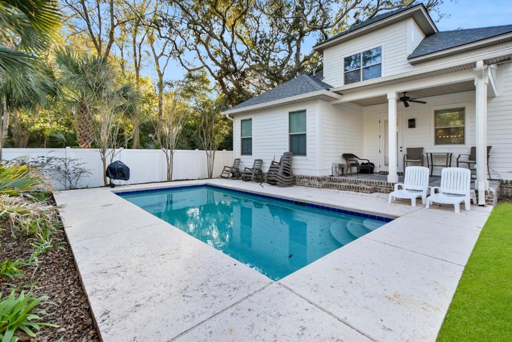 Bazén v ubytování Sandy Tows nebo v jeho okolí