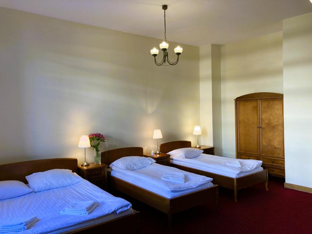 Posteľ alebo postele v izbe v ubytovaní Hotel Łazienkowski