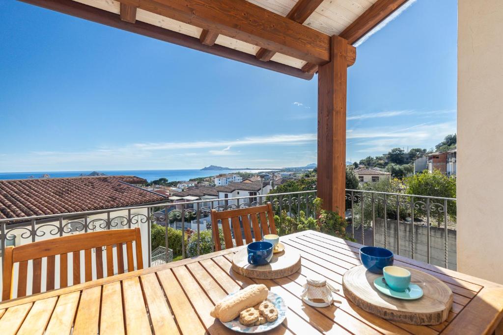 drewniany stół z widokiem na ocean w obiekcie Appartamento Vista Mare w mieście Santa Maria Navarrese