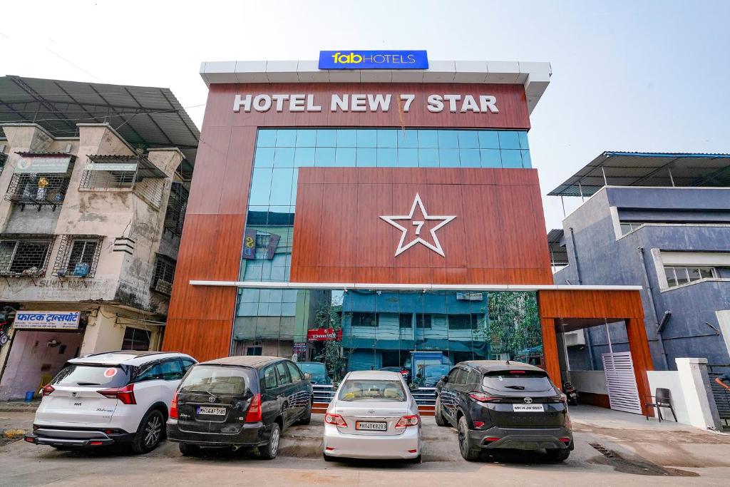 ムンバイにあるFabHotel New 7 Starの新星ホテルの前に停車する車のグループ